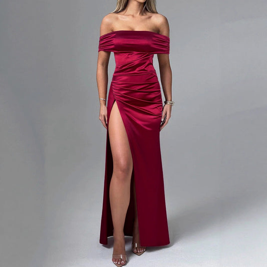 Vestido largo ajustado con hombros descubiertos y fruncido